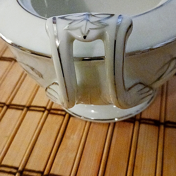 Vintage China - Platinum Garland Sugar Bowl & Lid manufactured by Harmony House - Picture 15 of 16